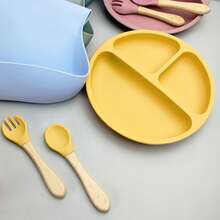 4件兒童純色矽膠餵食餐具套裝,包括矽膠分板、圍兜、木叉湯匙套裝,適合日常使用 - 紅色 - 查看 4