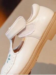 女童公主鞋刺绣平底软底休闲便鞋适合学生和外出，宝宝生日礼物