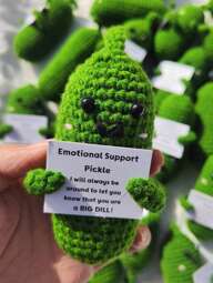 1 pièce de poupée au crochet faite main, décorations positives en concombre, poupée tricotée créative et amusante, cadeau pour remonter le moral des amis, ornement de voiture, artisanat décoratif pour la maison