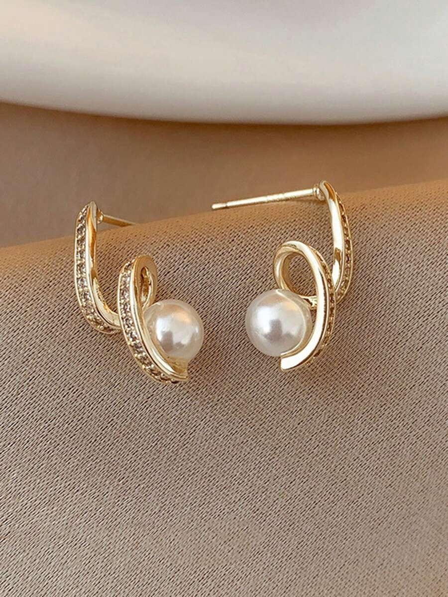 1對微鑲鋯石和人造珍珠裝飾的中空耳針，適合女性日常佩戴 - 金色 - 查看 1