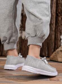 1雙灰色新款兒童便鞋，圓頭平底，輕便舒適的帆布拼接設計，綁帶系帶。適合3-16歲男孩，在任何季節任何場合都很好。