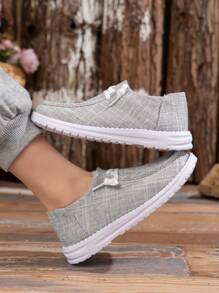 1雙灰色新款兒童便鞋，圓頭平底，輕便舒適的帆布拼接設計，綁帶系帶。適合3-16歲男孩，在任何季節任何場合都很好。