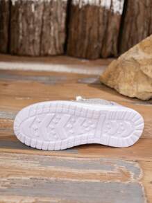 1雙灰色新款兒童便鞋，圓頭平底，輕便舒適的帆布拼接設計，綁帶系帶。適合3-16歲男孩，在任何季節任何場合都很好。