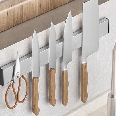 1个磁性不锈钢壁挂式刀架，无需钻孔，自粘式设计，简约风格，厨房刀具收纳配件，非常适合万圣节和圣诞节。