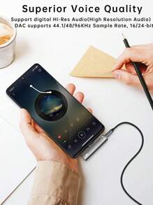 这款 USB-C 转 3.5mm 音频耳机适配器将 USB-C 接口和充电适配器合二为一，采用二合一设计，配备 USB-C 充电端口、AUX 音频接口和快速充电功能。它可让您将支持 Type-C 接口的智能手机连接到 3.5mm 音频耳机、扬声器或麦克风。兼容 15/15 Pro Max 和 Galaxy 系列手机。 - 灰色 - 查看 7