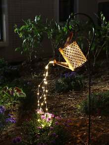 1入組利用太陽能的鐵製中空地墊式水桶燈,搭配36支60cm暖白銀絲線燈和1支高亮度暖白色燈,照明時間約8-10小時。適用於戶外庭院裝飾、家庭聚會、花園、草坪、景觀照明等。 - 黃色 - 查看 3