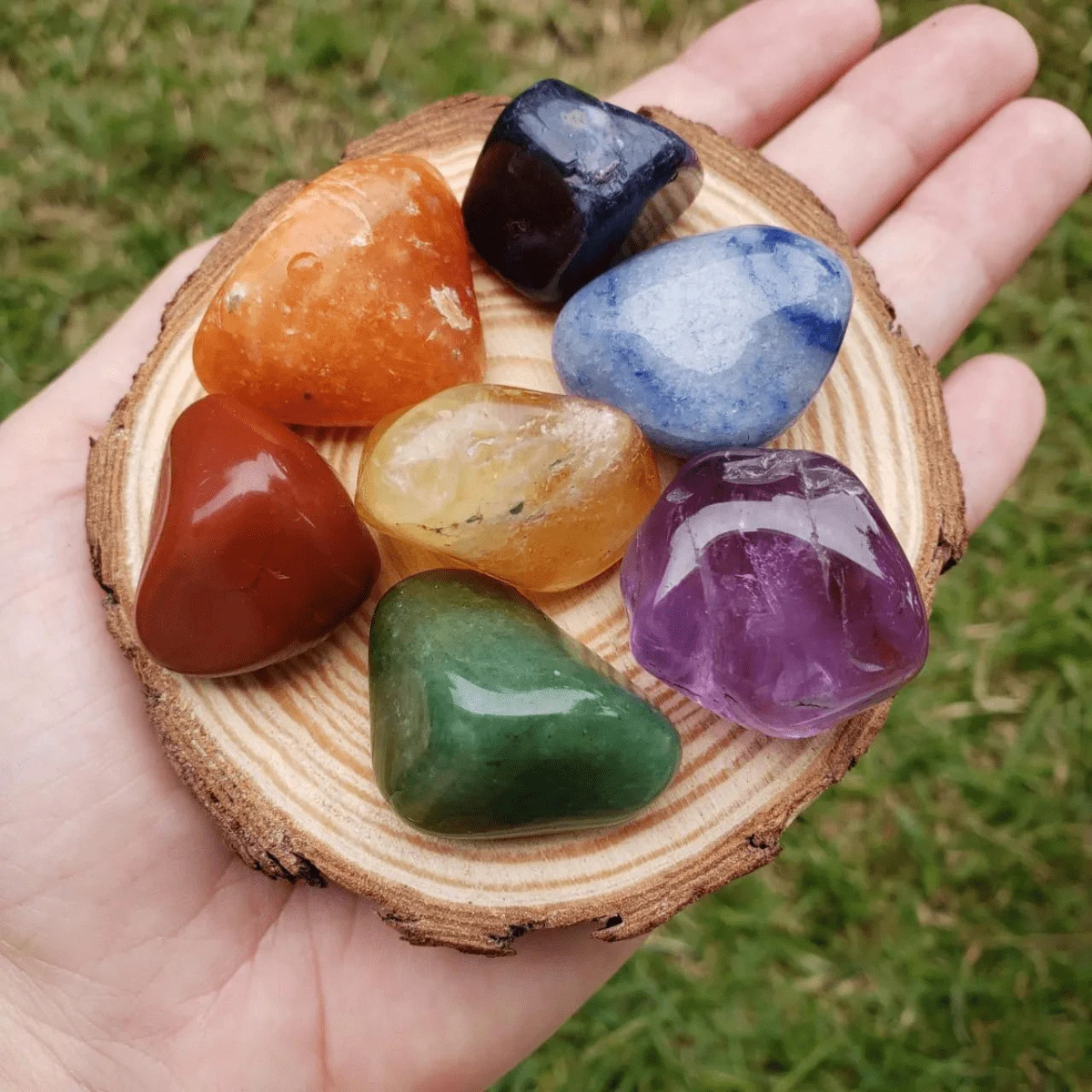 Kit Pedras 7 Chakras Cristais Naturais Para Meditação Reiki Cristais Naturais Pedras Roladas Energia - Multicolorido - Visão 1