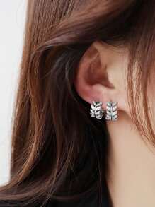 一对优雅的立方氧化锆耳环，适合女性佩戴，可用于结婚纪念日、订婚派对、情人节等场合，也是送给妈妈、母亲节的绝佳礼物。 - 銀色 - 查看 4