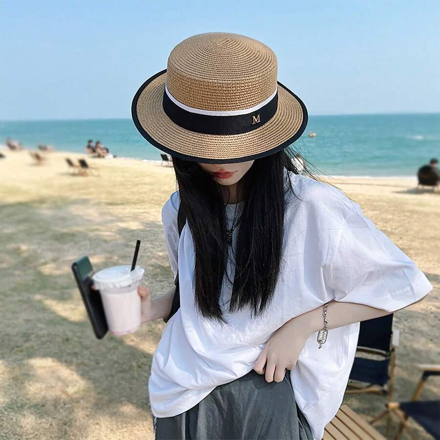 新款女士编织平顶草帽,适合海滩度假,防紫外线,字母装饰,时尚百搭,优雅休闲,适合旅行、假日、节日佩戴。 - 彩色 - 查看 1
