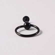 1個帶簡單球和c形線的扁圓形唇環,用於軟骨,不銹鋼螺紋插針對耳緣