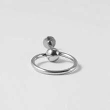 1個帶簡單球和c形線的扁圓形唇環,用於軟骨,不銹鋼螺紋插針對耳緣