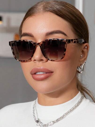 1pair Leopard Print Frame Fashion Glasses For Outdoor Shades Beach Accessories Beach Accessories For Women Glasses Shades Basics Fall Winter Women Outfits Clothes Business Casual Gifts Leopard Color Blocking Boho Vacay Vacay Vibes For Summer Beach Vacation, Outdoor, Travel Leopard Tortoise Shell Bohemia Style Oversized Square Frame For Vacation, Beach, Travel