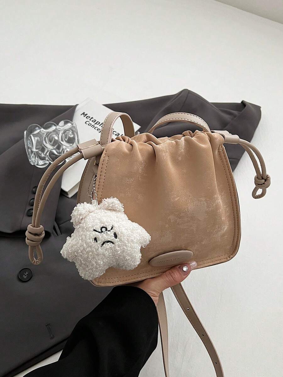 1個時尚純色小斜背包(7.8in*6.7in*3.1in),配有吊飾,拉繩式關閉,適用於購物、約會、下午茶、手機、單肩包,淺色系,可愛又可愛的女士手提包 - 卡其色 - 查看 1