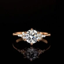 奢華時尚經典1克拉d色圓形碳化硅鑽石四爪鑲嵌女戒,採用s925純銀材料並鍍玫瑰金,適用於婚禮、訂婚、生日、紀念日、情人節禮物,附贈禮盒新娘珠寶