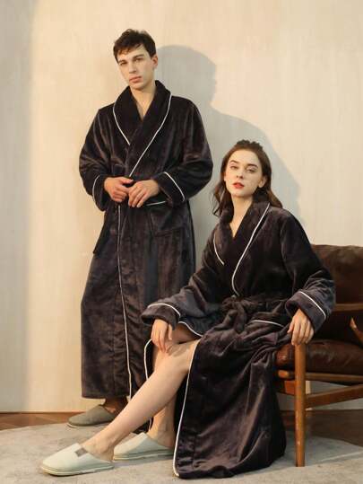 1件男士舒适加厚法兰绒长袍，撞色披肩领长款毛绒浴袍，适合情侣，秋冬季，蓬松柔软