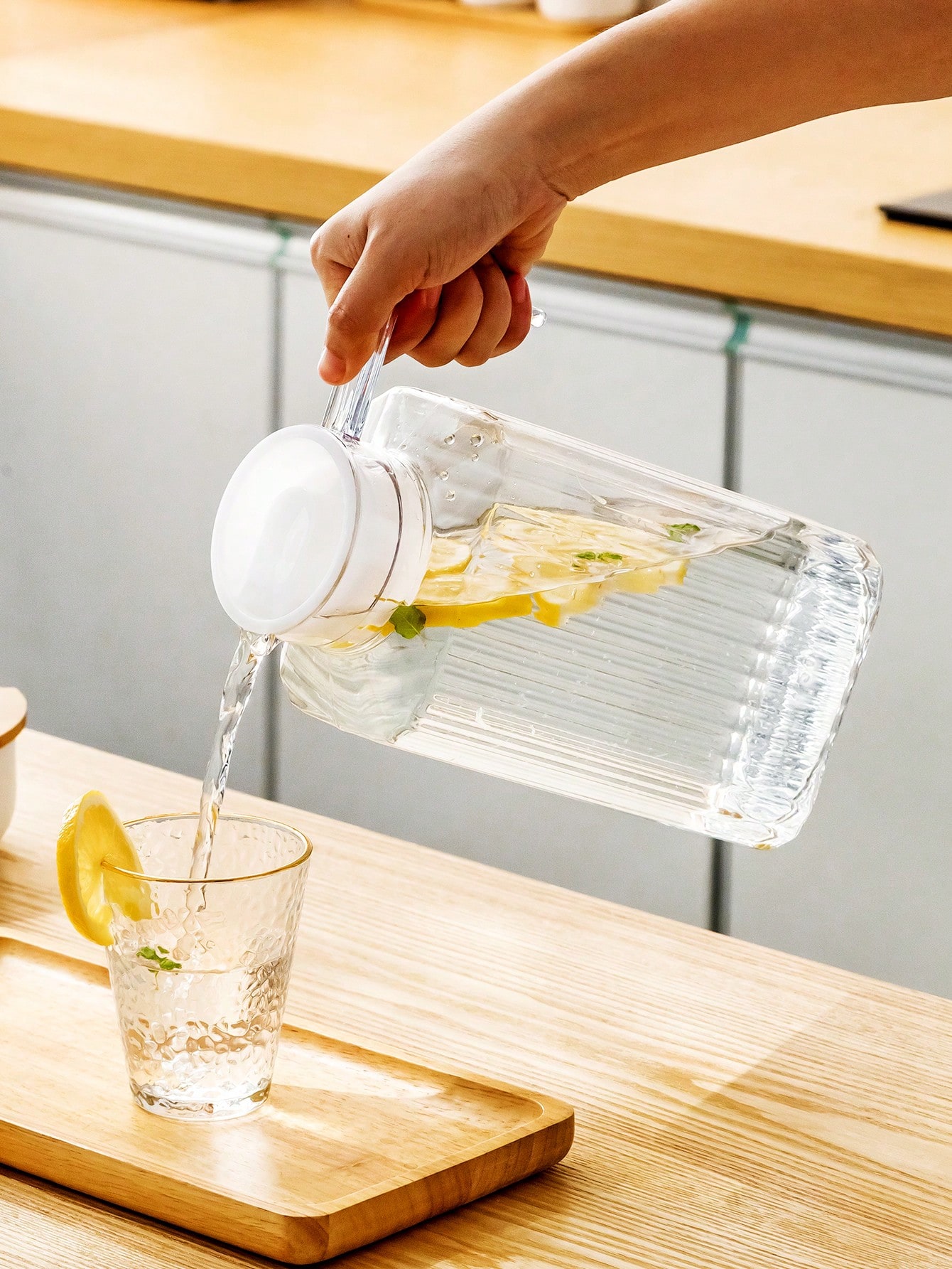 جك زجاجي كبير للماء والعصير بغطاء واسع – تصميم شفا...