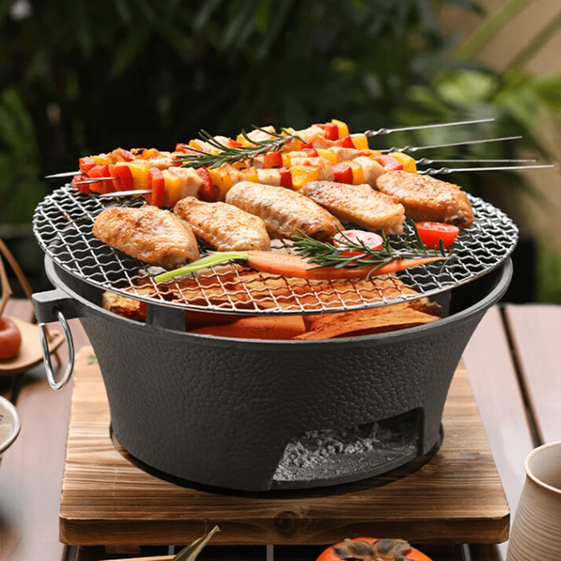 11英寸室外鑄鐵炭火烤肉架,鑄鐵爐 + 烤網 + 隔熱底板,非常適合家庭聚會、露營、燒烤