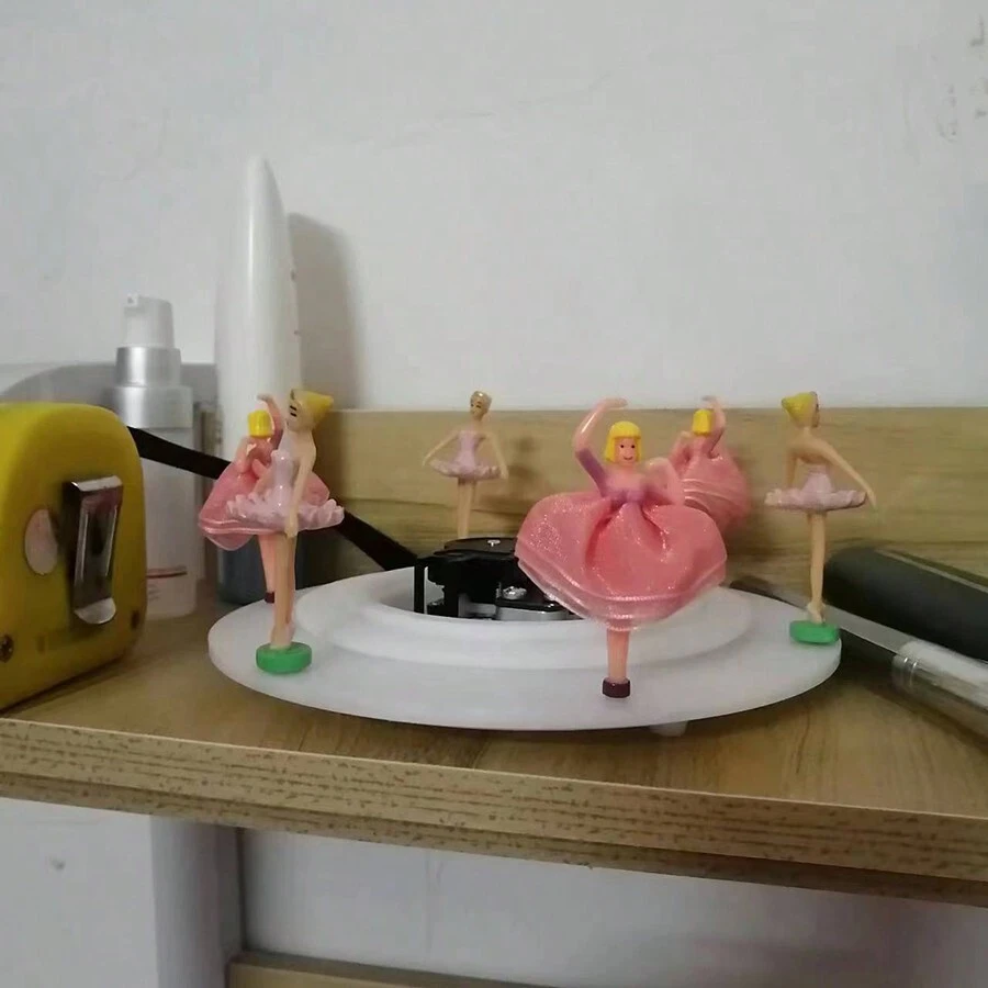 家居裝飾物品,金屬塑料材質,手動旋轉把手,觸發鋼板彈簧傳動至鼓珠反彈,發出聲音影片聲音、音樂鈴聲和跳舞娃娃旋轉飾品 - 彩色 - 查看 1