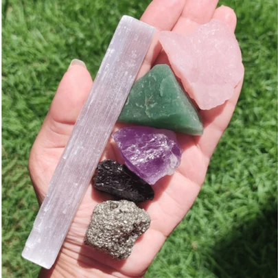 Kit de Cristais para Iniciantes - bastão de selenita, quartzo rosa, quartzo verde, ametista, turmalina negra e pirita.