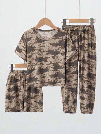 3入組年輕男孩迷彩印花T恤套裝，包括短褲和長褲