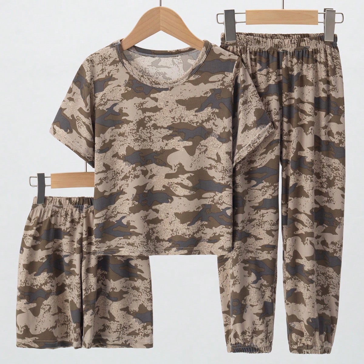Conjunto de 3 piezas de camiseta estampada de camuflaje para chicos jóvenes, incluye shorts y pantalones largos