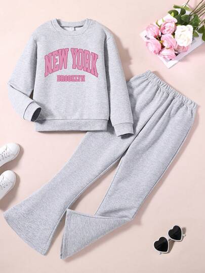 Blusa Esportiva com Gola Redonda Estampada com Padrão de Cartoons e Letras e Calça Flare para Garotas Tween