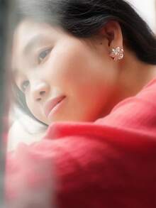 1對優雅的耳釘,新時尚配飾搭配旗袍。銀色時尚珍珠耳飾,適合女性每日佩戴 - 白色 - 查看 3