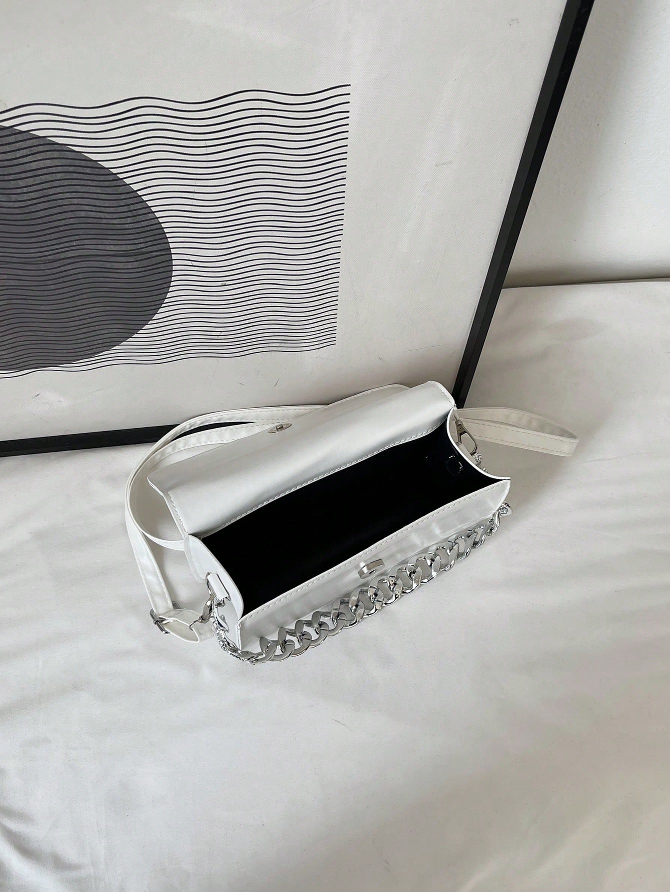 حقيبة يد بتصميم بسيط بلون موحد وعقدة تزينها وحزام...