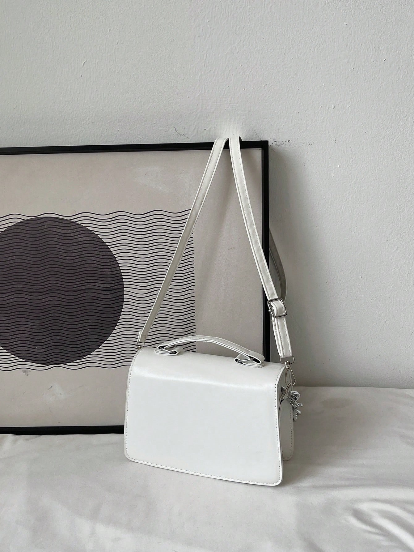 حقيبة يد بتصميم بسيط بلون موحد وعقدة تزينها وحزام...