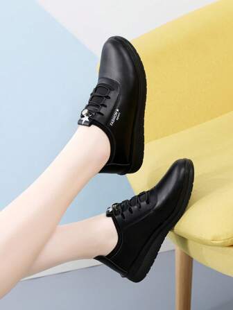 Women Black Slip-On Work Shoes For Hotel Kitchen, Breathable & Slip-Resistant, Comfortable Soft Sole, Flat Professional Loafers For Spring/Autumn