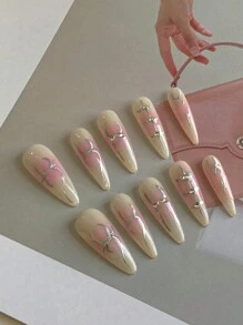 10入組手繪珊瑚粉慕斯漸變效果及金屬銀白線條的長杏仁形指甲,飾有寶石。非常適合節日、派對和日常穿著。 - 珊瑚粉 - 查看 3