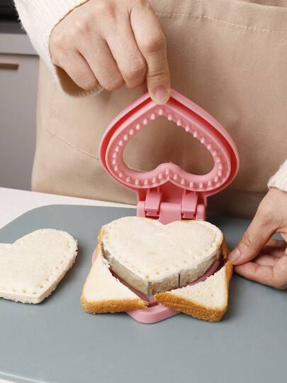 1pc Stainless Steel Heart-Shaped Sandwich Cutter With Protective Handle, Bread Mould With Heart-Shaped Edge For Pocket Bread, Diy Baking Tool Toast Clip, Sliced Bread Mould For Convenient, Durable & Easy-To-Clean, Suitable For Baking Pastries Back To School