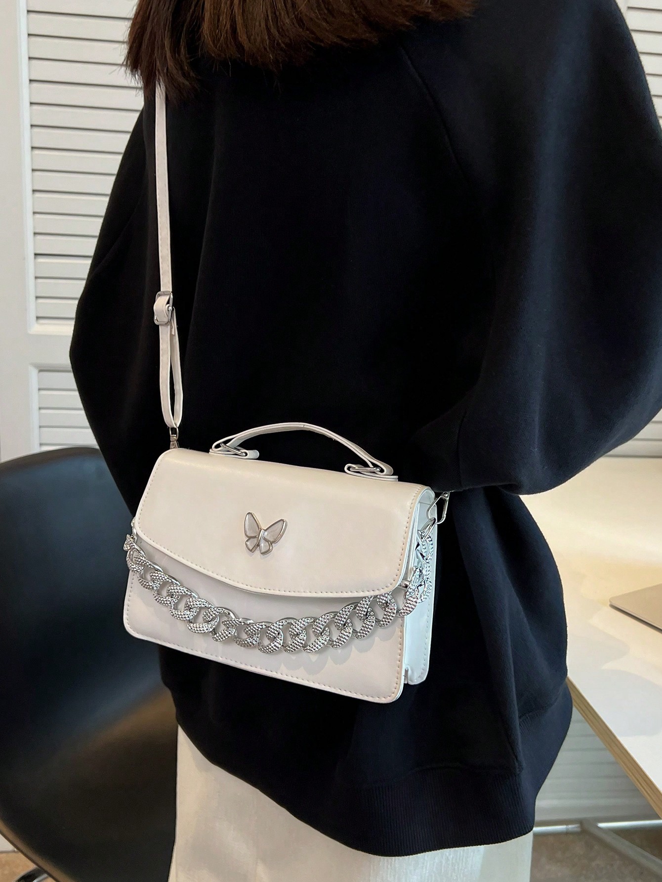 حقيبة يد بتصميم بسيط بلون موحد وعقدة تزينها وحزام...