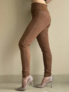 leggins para dama ajustado tiro medio con bolsas traseras - Café integral - Ver 1