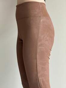 leggins para dama ajustado tiro medio con bolsas traseras - Café integral - Ver 4