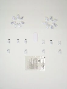 emtog 24入組短款梯形指甲貼片,灰色貝殼圖案,銀色閃粉空心邊緣和黑色法式修容細節；包括1pc指甲拋光棒和1pc果凍膠 - 淺灰色 - 查看 5