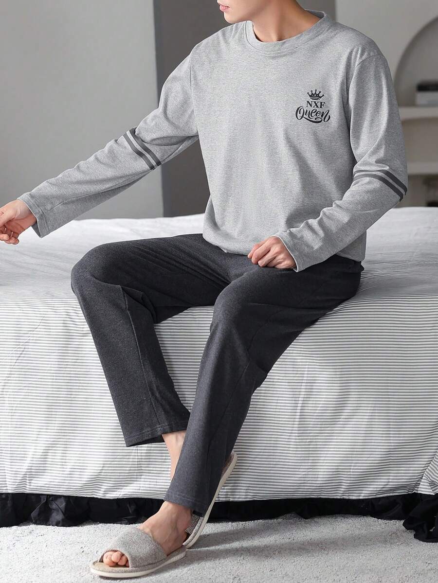 2 Piezas/set Homewear De Primavera & Otoño Para Hombres Con Rayas De Contraste Y Camiseta Impresa Con Letras Y Pantalones Largos De Color Sólido - Gris Claro - Ver 1