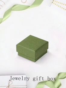 一枚華麗，高貴，優雅，閃亮且時尚的S925純銀四爪鑽石戒指。經典設計，閃耀光芒，適合女性日常佩戴，也適合作為禮物、婚禮訂婚、高端珠寶禮品。