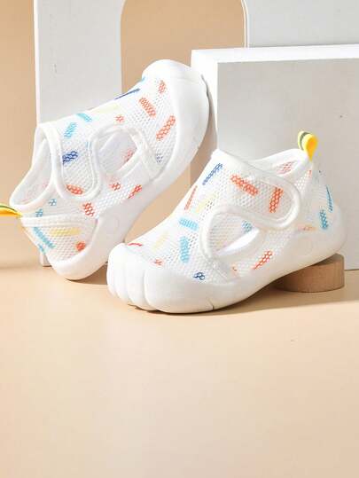 一双男女款婴儿透气网眼钩环设计平底休闲运动鞋，适合春夏季