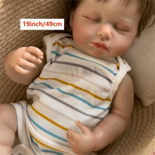 19英寸/49厘米逼真的乳胶手工重生娃娃（中性）,可全身清洗的逼真嬰兒娃娃,帶植髮手,閉眼,可收藏和陪伴玩具,生日,聖誕禮物,配有衣服,娃娃附贈隨機風格的奶瓶,奶嘴和尿布 - 藍白色 - 查看 2