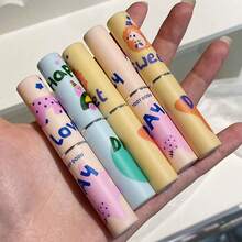 Toot Dodo甜心保濕口紅是具啞光質感的唇彩膏,使嘴唇柔軟且色澤豐滿。它具有持久且保濕的效果,適合可愛的女孩。可愛卡通管子非常適合旅行或約會使用。淨重：1.5g - 04肉桂茶棕 - 查看 5