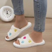 Dameshuis Open Hart Lachend Gezicht Paar Slippers Thuis Lichte en stille pantoffels voor binnen