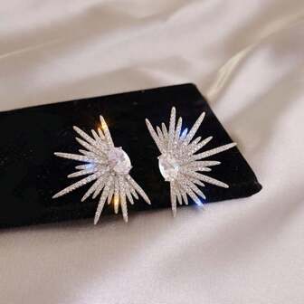 1pair Personalized Full Crystal Rhinestone Stud Earrings, Exaggerated Stylish Star Shaped Design Suitable For Women's Holiday Dressing
