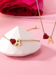 1 套欧美风格个性化金属 A-Z 26 个英文首字母红色心形镶嵌红色水钻字母名字吊坠项链和手链首饰套装，是女性日常佩戴的最佳情人节礼物，适合情人节、妈妈、母亲、母亲节、礼物