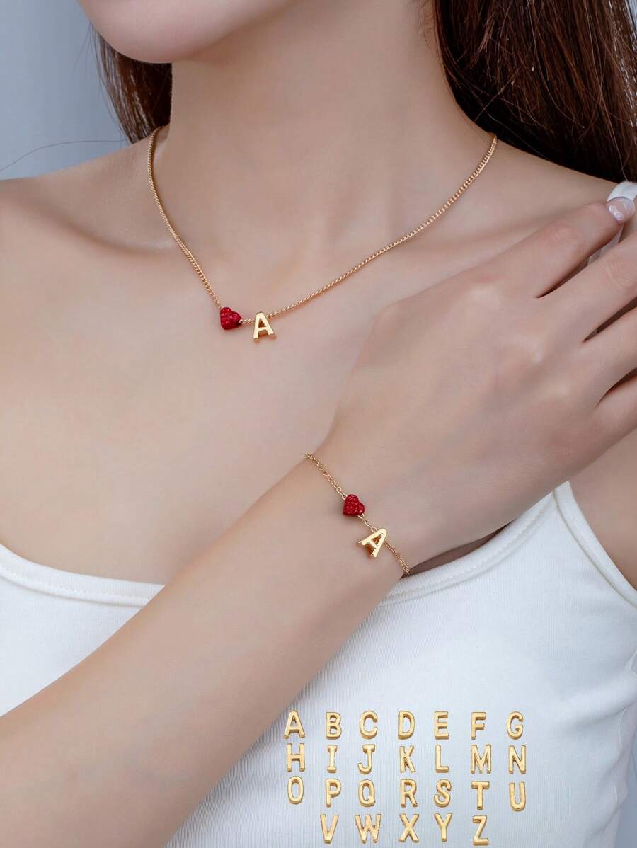 1 套欧美风格个性化金属 A-Z 26 个英文首字母红色心形镶嵌红色水钻字母名字吊坠项链和手链首饰套装，是女性日常佩戴的最佳情人节礼物，适合情人节、妈妈、母亲、母亲节、礼物