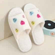 Dameshuis Open Hart Lachend Gezicht Paar Slippers Thuis Lichte en stille pantoffels voor binnen