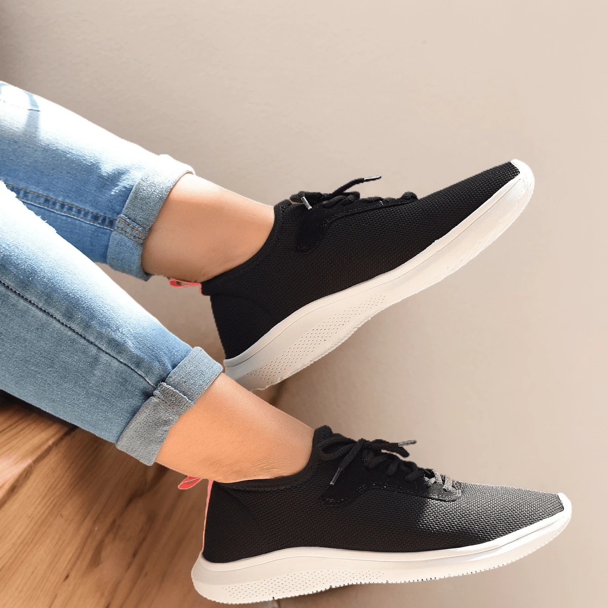 Women Wedge Sneakers - Đen và trắng - Xem 1