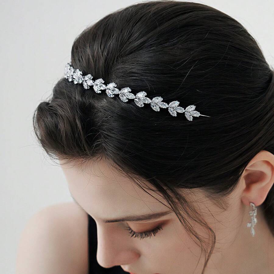 1 chiếc băng đô cài tóc hình vương miện tinh tế dành cho nữ, được trang trí bằng đá Cubic Zirconia, thích hợp để đeo hàng ngày. Hoàn hảo cho phù dâu và khách mời đám cưới ở Châu Âu và Mỹ. Vương miện thanh lịch, phụ kiện ngày Valentine.