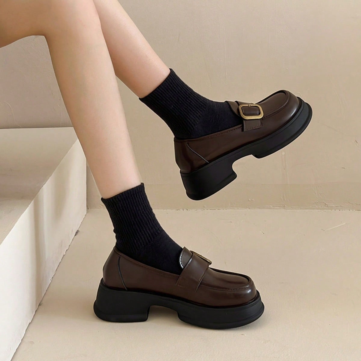 Nuevos mocasines de estilo británico negro de primavera con hebilla de metal versátil y tacón grueso para mujeres