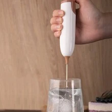 1 Pieza Mini Batidor De Leche Portátil, Batidor De Crema Para Hornear Doméstico, Mezclador Eléctrico Portátil Y Batidor De Huevos Inalámbrico - Blanco - Ver 2